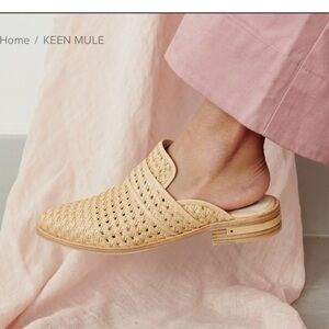 Freda Salvador KEEN MULE - Size 6